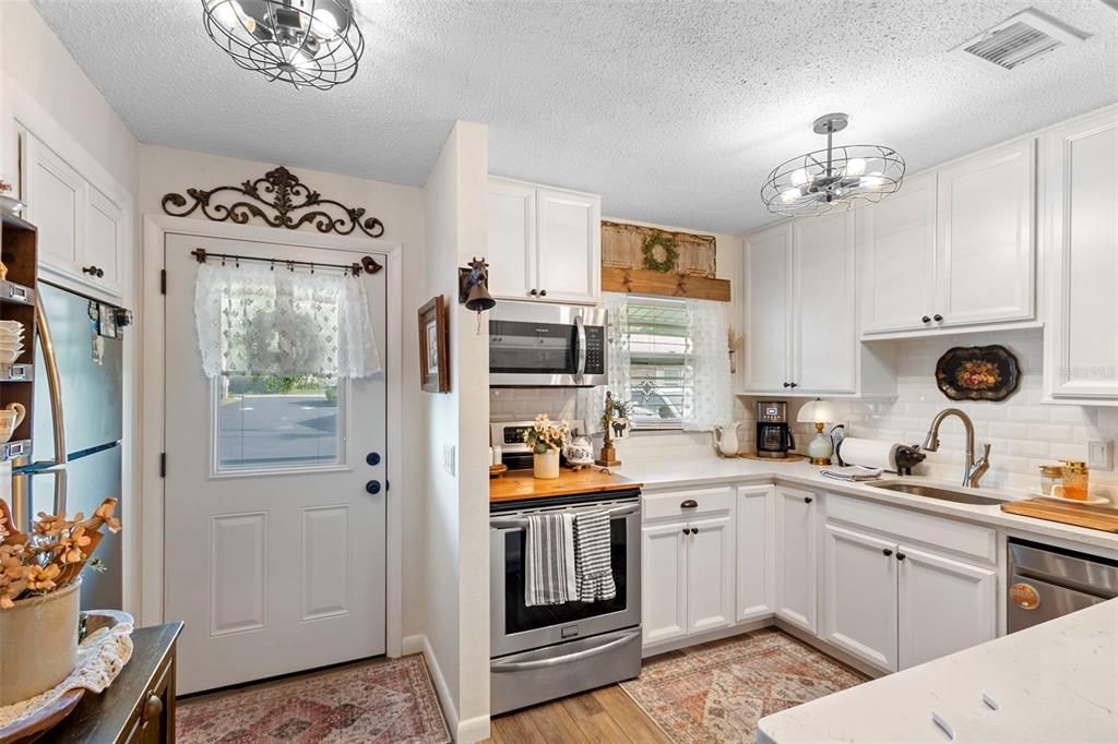 Active With Contract: $179,900 (2 beds, 1 baths, 930 Square Feet)