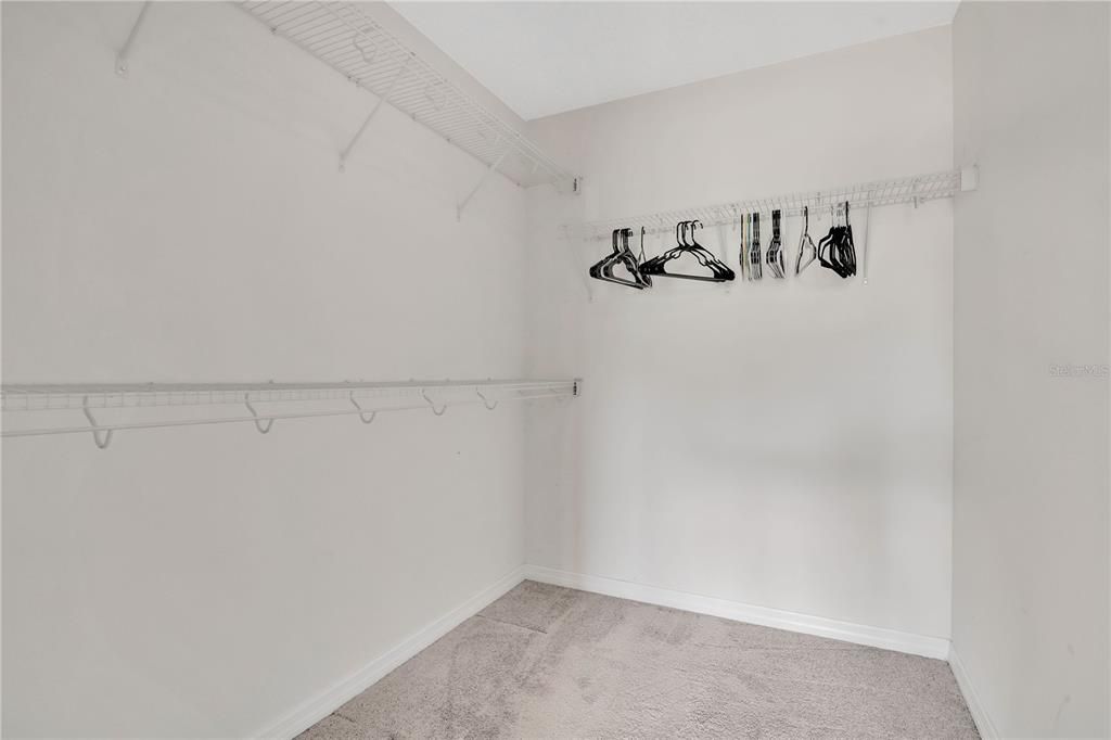 Activo con contrato: $375,000 (5 camas, 3 baños, 2351 Pies cuadrados)