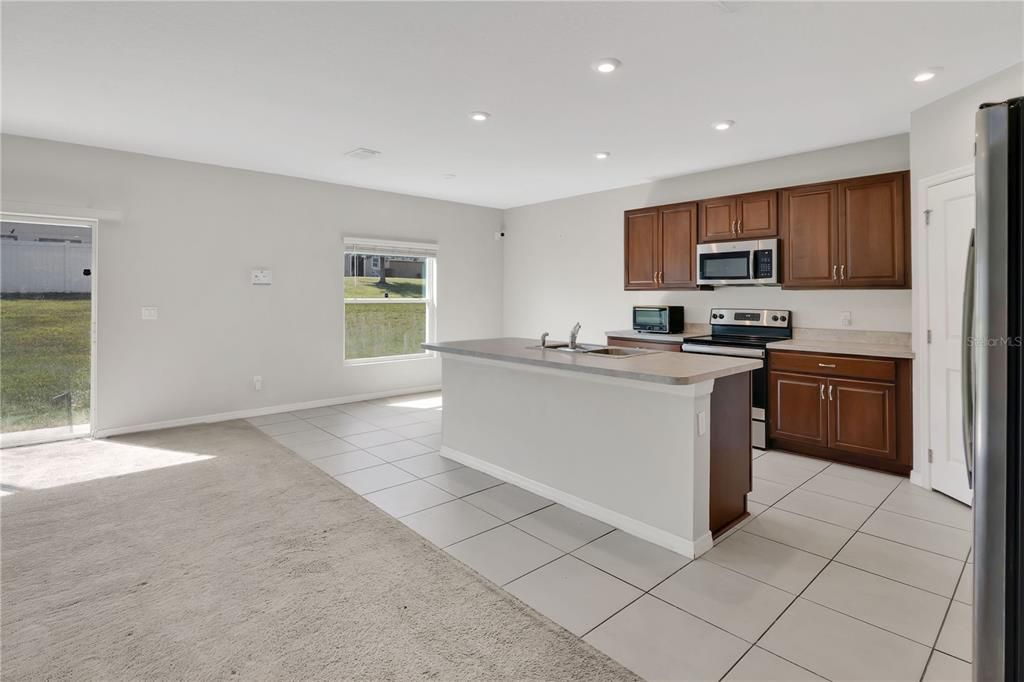 Activo con contrato: $375,000 (5 camas, 3 baños, 2351 Pies cuadrados)