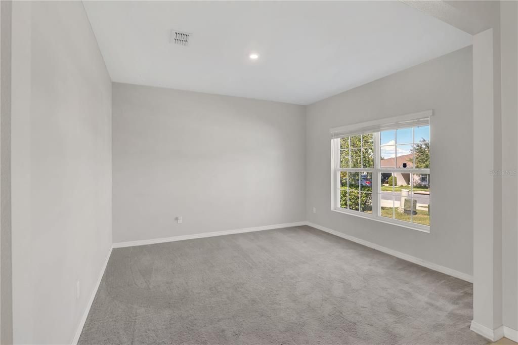 Activo con contrato: $375,000 (5 camas, 3 baños, 2351 Pies cuadrados)