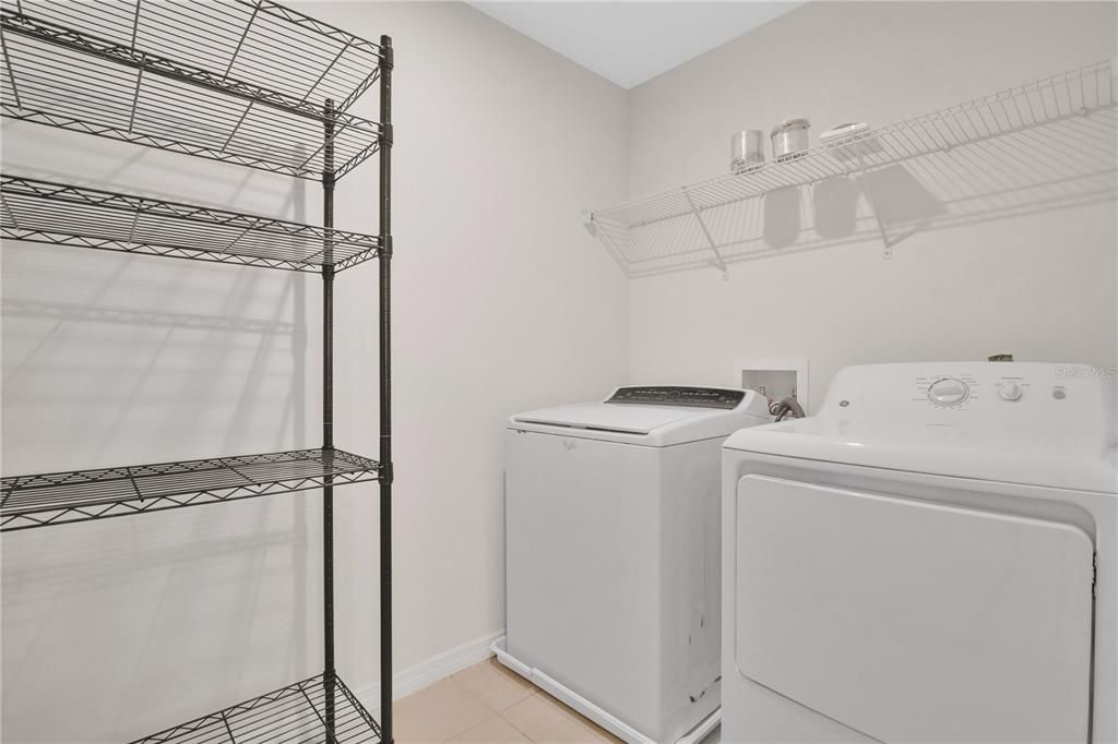 Activo con contrato: $375,000 (5 camas, 3 baños, 2351 Pies cuadrados)