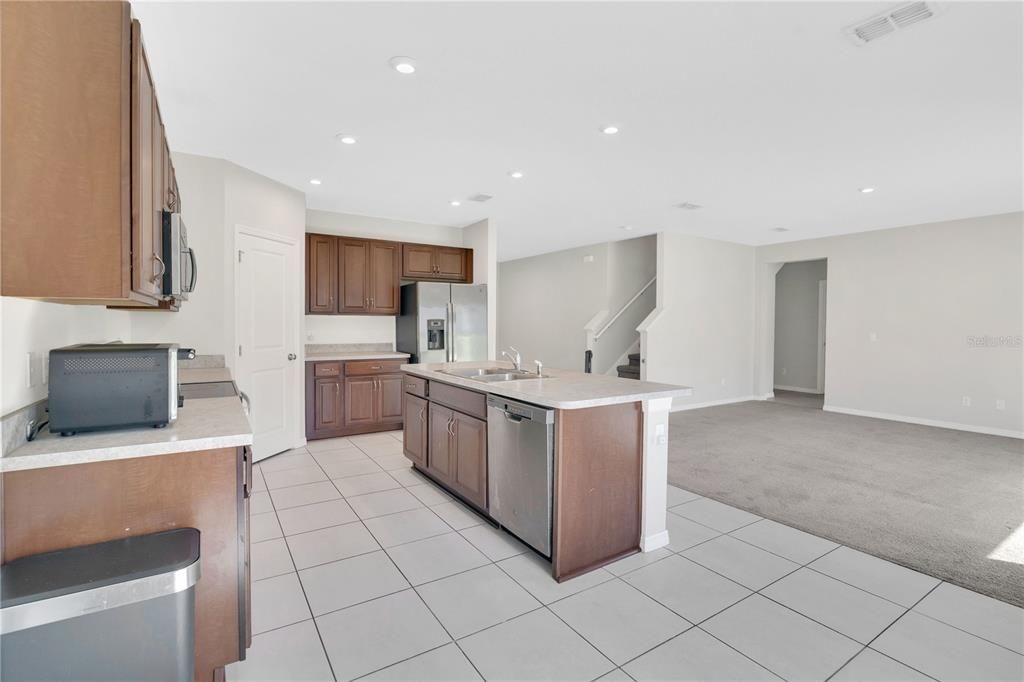 Activo con contrato: $375,000 (5 camas, 3 baños, 2351 Pies cuadrados)