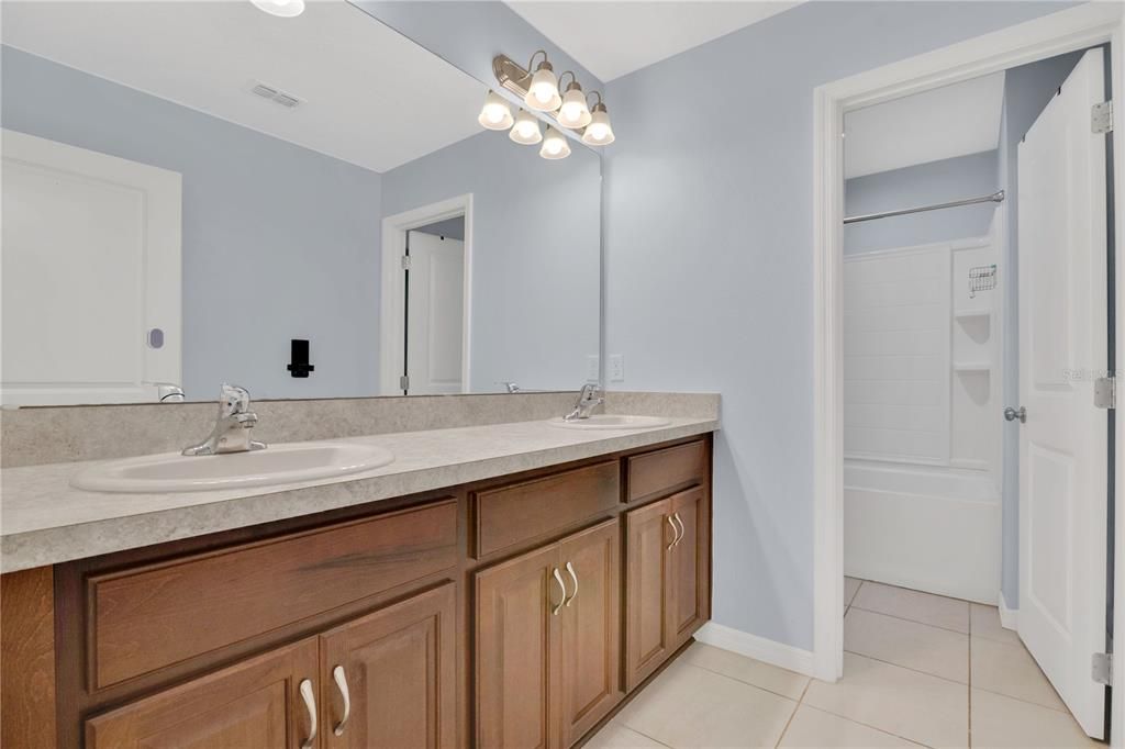 Activo con contrato: $375,000 (5 camas, 3 baños, 2351 Pies cuadrados)