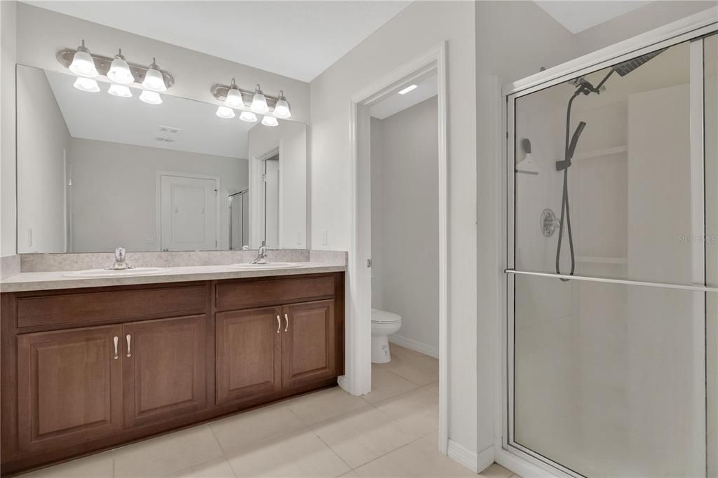 Activo con contrato: $375,000 (5 camas, 3 baños, 2351 Pies cuadrados)