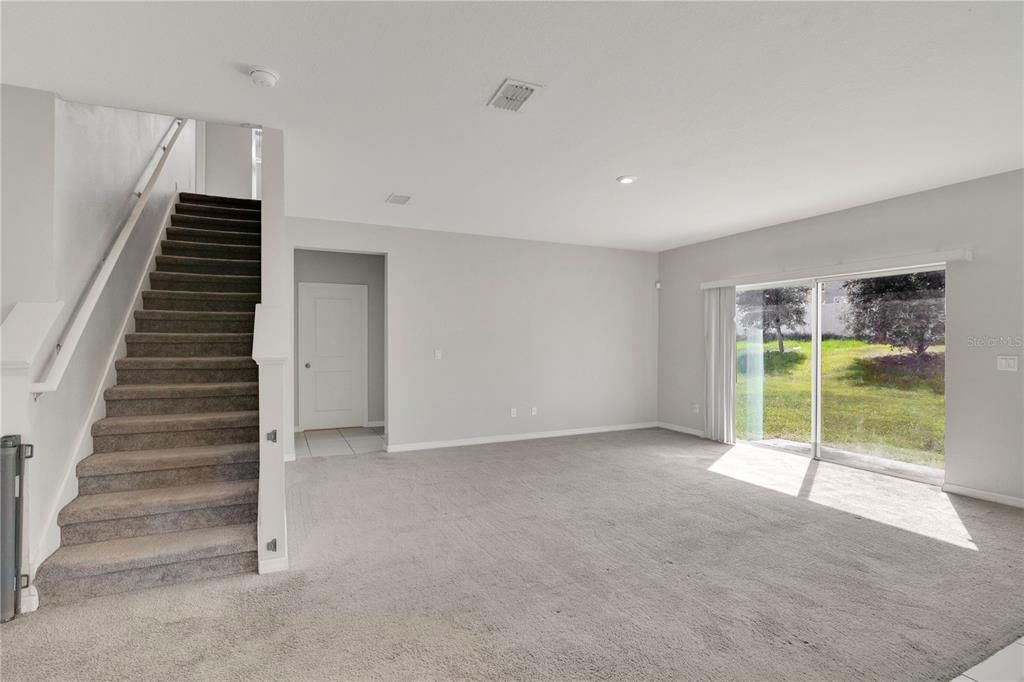 Activo con contrato: $375,000 (5 camas, 3 baños, 2351 Pies cuadrados)