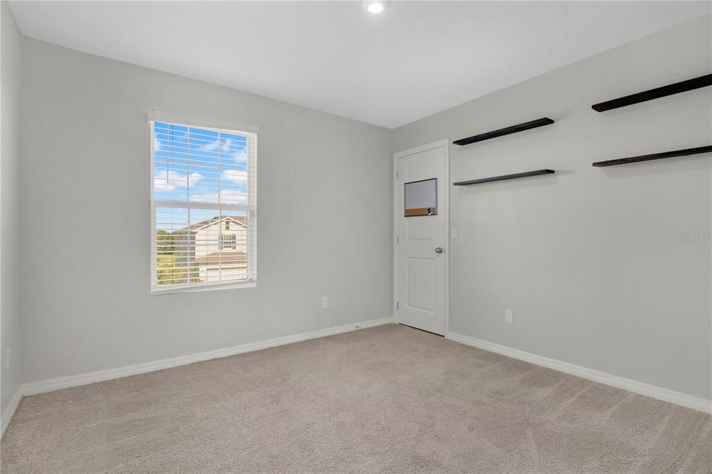 Activo con contrato: $375,000 (5 camas, 3 baños, 2351 Pies cuadrados)