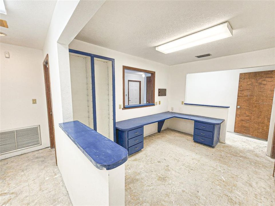 待售: $269,000 (0 贝兹, 0 浴室, 2112 平方英尺)