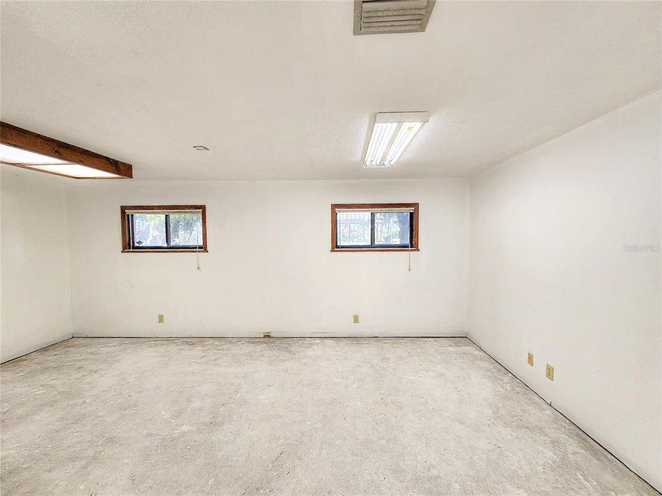 待售: $269,000 (0 贝兹, 0 浴室, 2112 平方英尺)