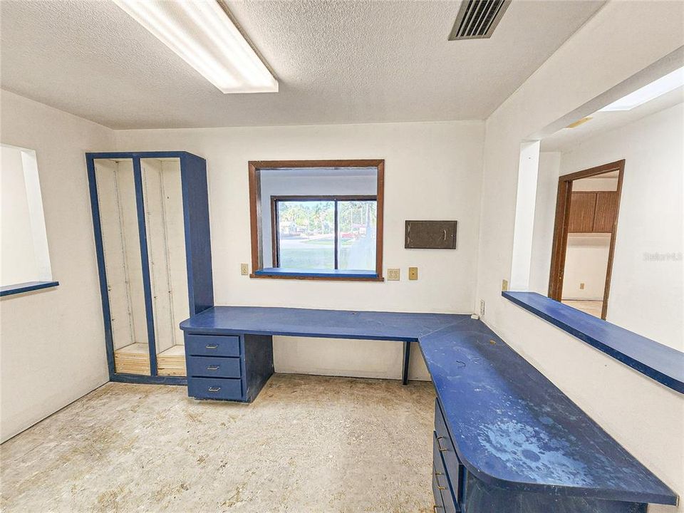 待售: $269,000 (0 贝兹, 0 浴室, 2112 平方英尺)