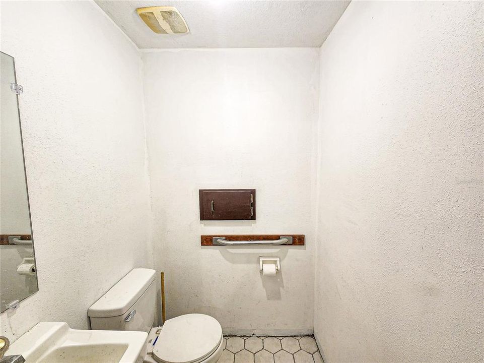 待售: $269,000 (0 贝兹, 0 浴室, 2112 平方英尺)