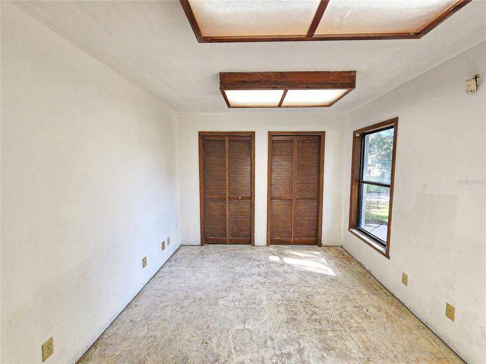 待售: $269,000 (0 贝兹, 0 浴室, 2112 平方英尺)