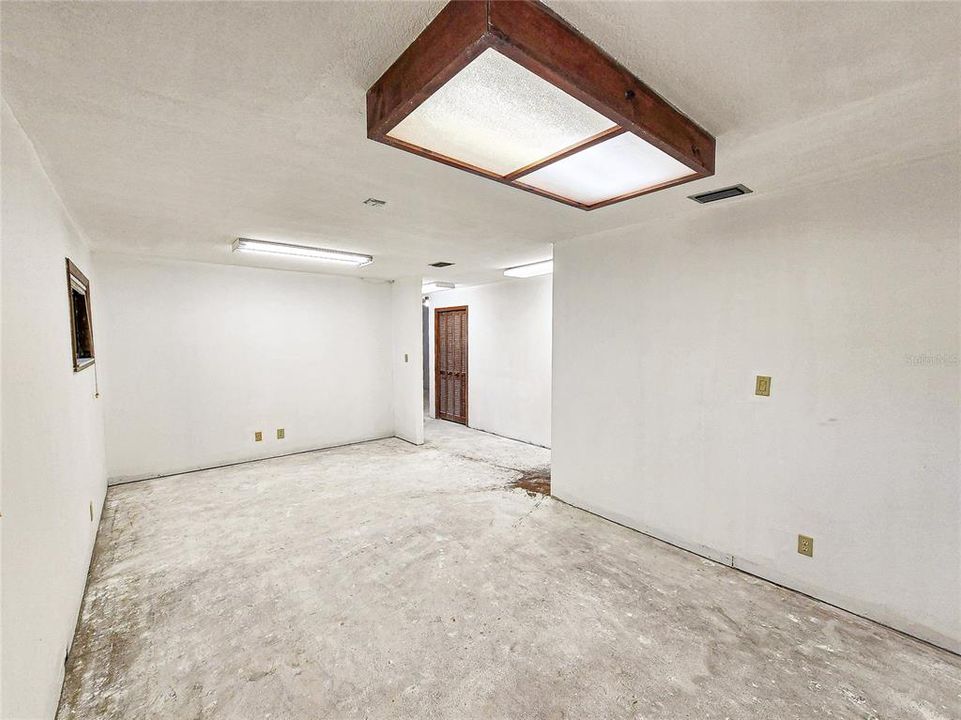 待售: $269,000 (0 贝兹, 0 浴室, 2112 平方英尺)