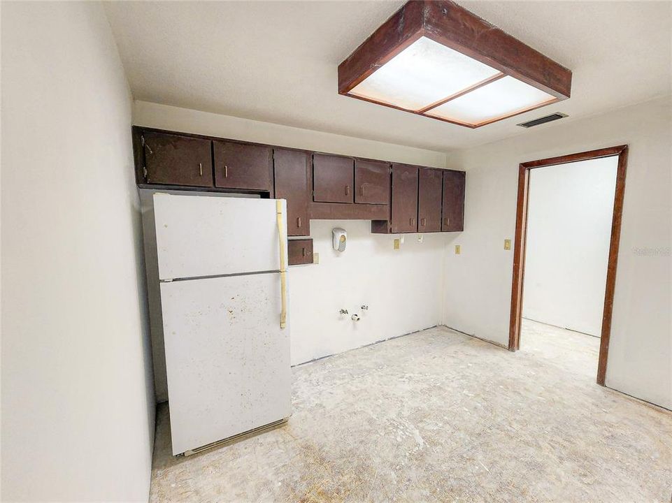 待售: $269,000 (0 贝兹, 0 浴室, 2112 平方英尺)