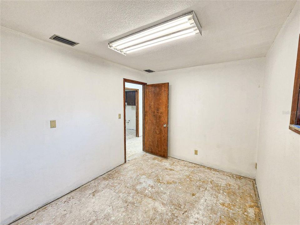 待售: $269,000 (0 贝兹, 0 浴室, 2112 平方英尺)