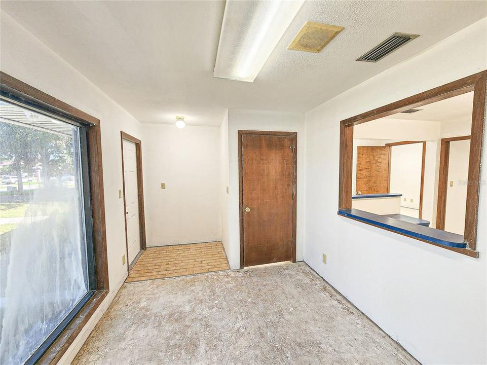 待售: $269,000 (0 贝兹, 0 浴室, 2112 平方英尺)