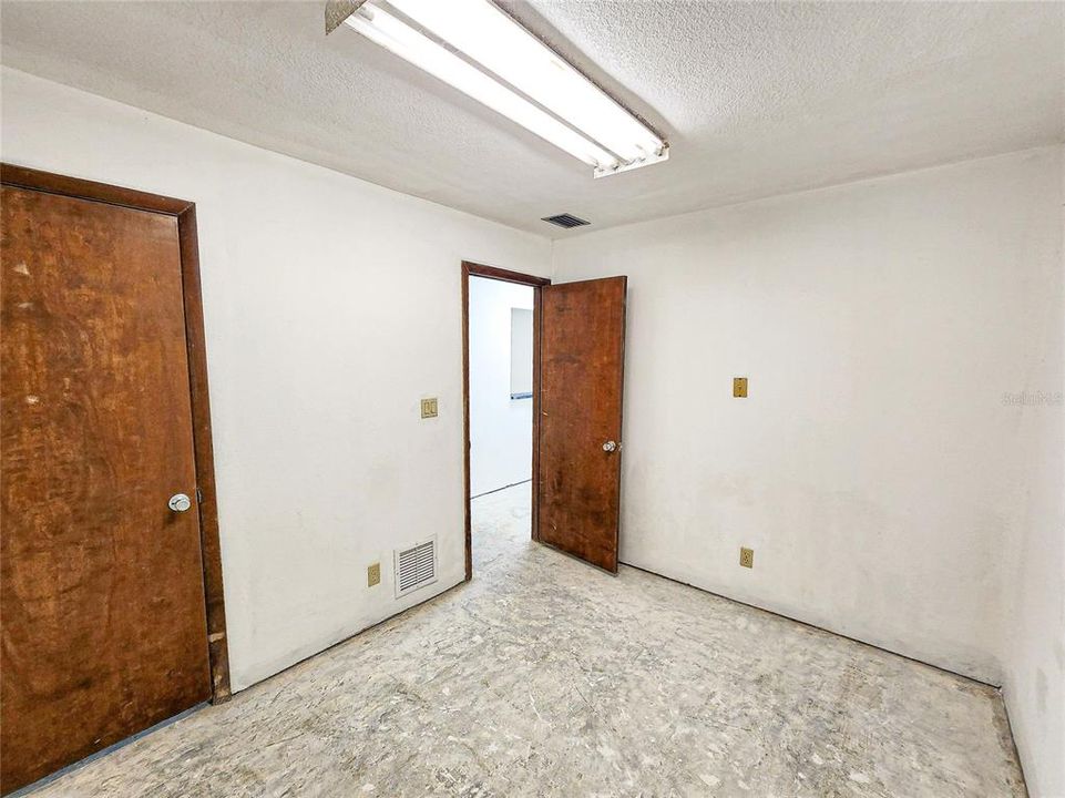 待售: $269,000 (0 贝兹, 0 浴室, 2112 平方英尺)