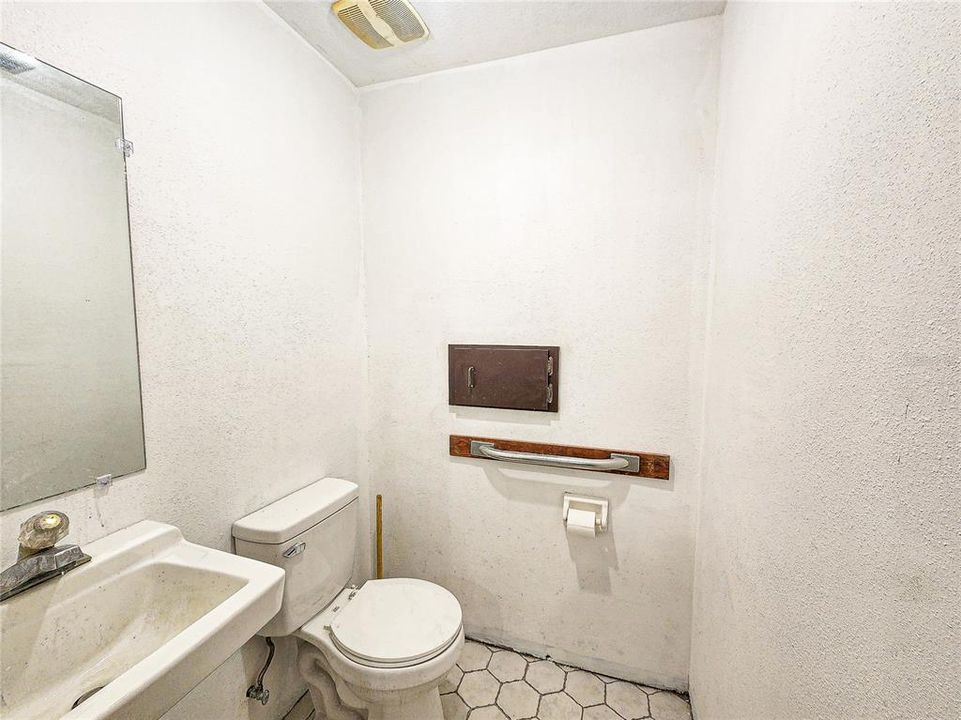 待售: $269,000 (0 贝兹, 0 浴室, 2112 平方英尺)