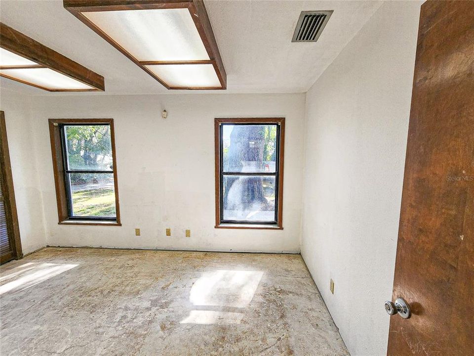 待售: $269,000 (0 贝兹, 0 浴室, 2112 平方英尺)