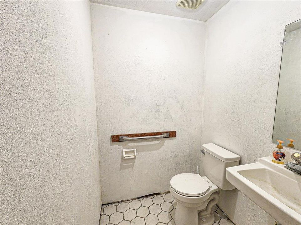 待售: $269,000 (0 贝兹, 0 浴室, 2112 平方英尺)