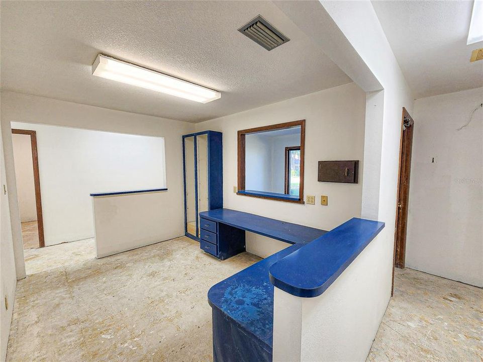 待售: $269,000 (0 贝兹, 0 浴室, 2112 平方英尺)