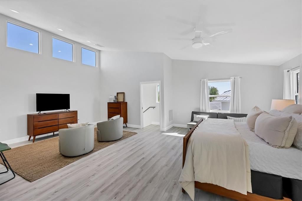 出租: $5,230 (3 贝兹, 2 浴室, 2064 平方英尺)