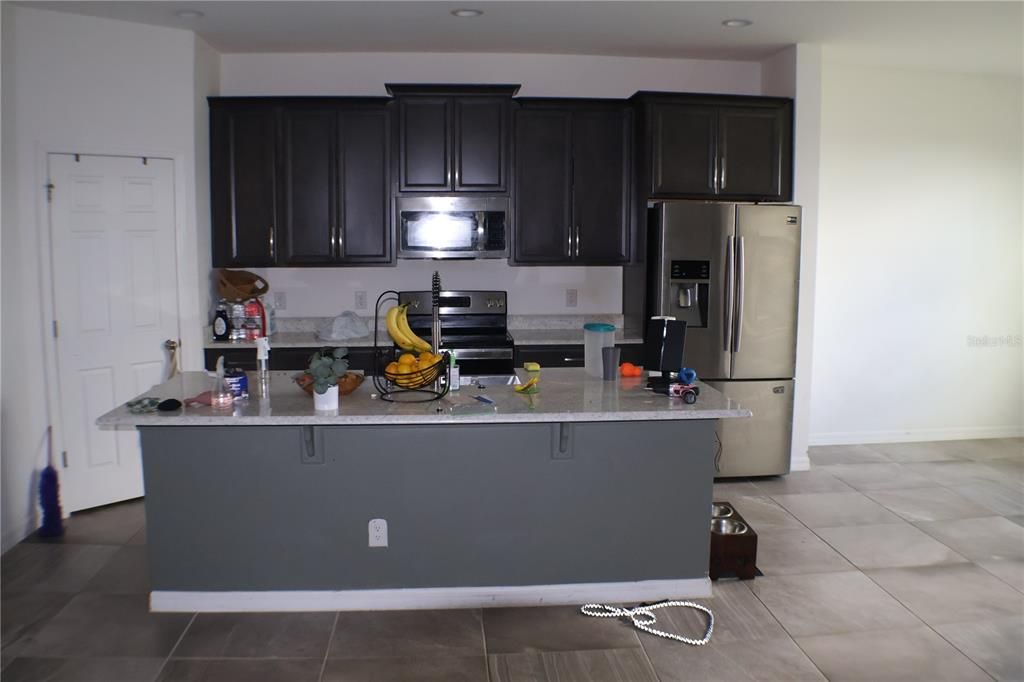 На продажу: $319,900 (4 спален, 2 ванн, 1812 Квадратных фут)