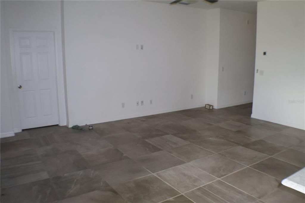 На продажу: $319,900 (4 спален, 2 ванн, 1812 Квадратных фут)