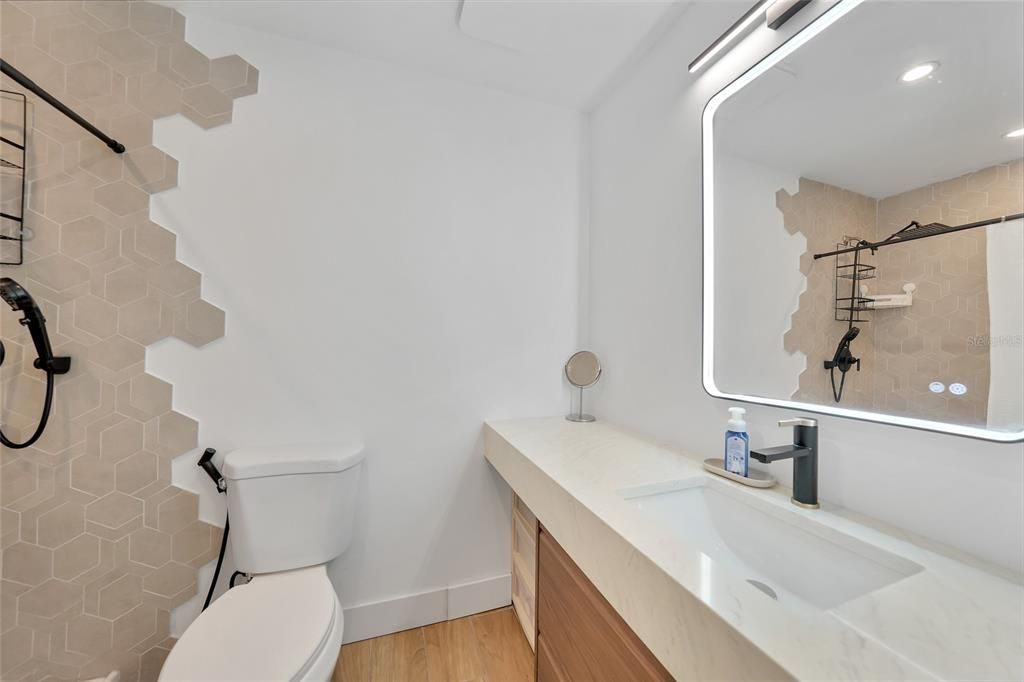 Под контрактом: $230,000 (3 спален, 2 ванн, 1573 Квадратных фут)