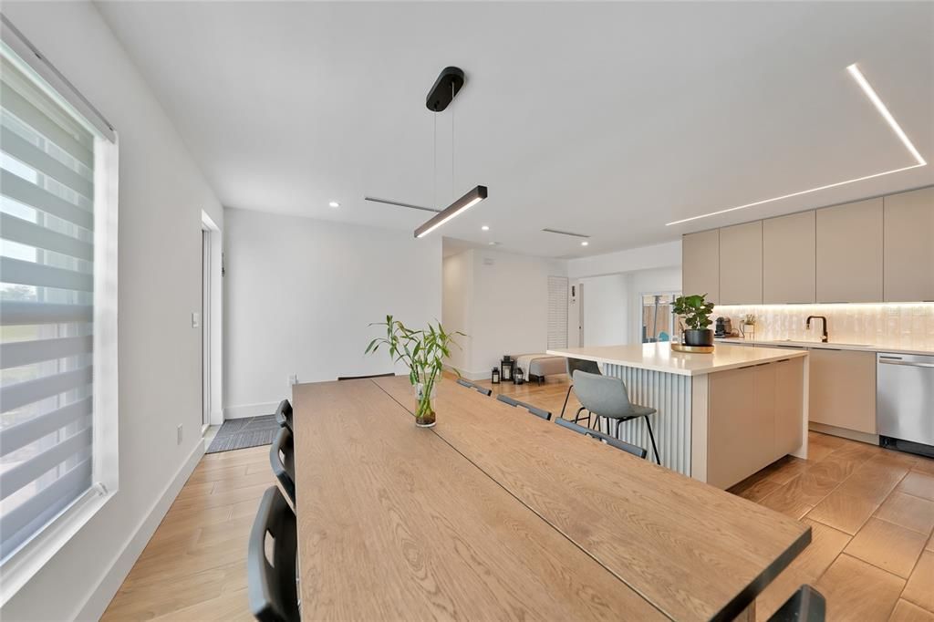 Под контрактом: $230,000 (3 спален, 2 ванн, 1573 Квадратных фут)