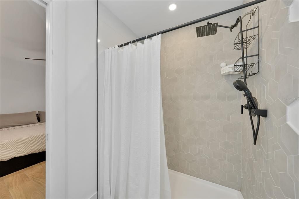 Под контрактом: $230,000 (3 спален, 2 ванн, 1573 Квадратных фут)