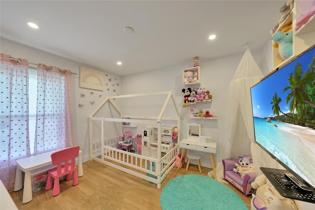 Под контрактом: $230,000 (3 спален, 2 ванн, 1573 Квадратных фут)