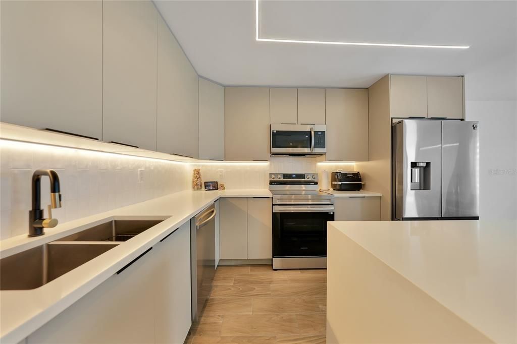 Под контрактом: $230,000 (3 спален, 2 ванн, 1573 Квадратных фут)