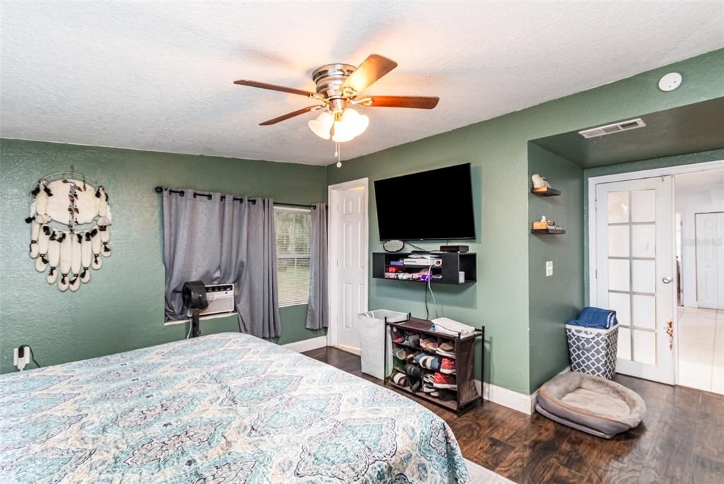 Active With Contract: $230,000 (3 beds, 2 baths, 1544 Square Feet)