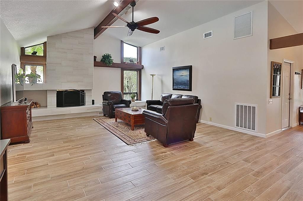 Под контрактом: $799,900 (4 спален, 2 ванн, 2661 Квадратных фут)