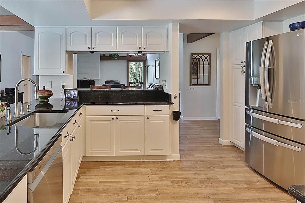 Под контрактом: $799,900 (4 спален, 2 ванн, 2661 Квадратных фут)