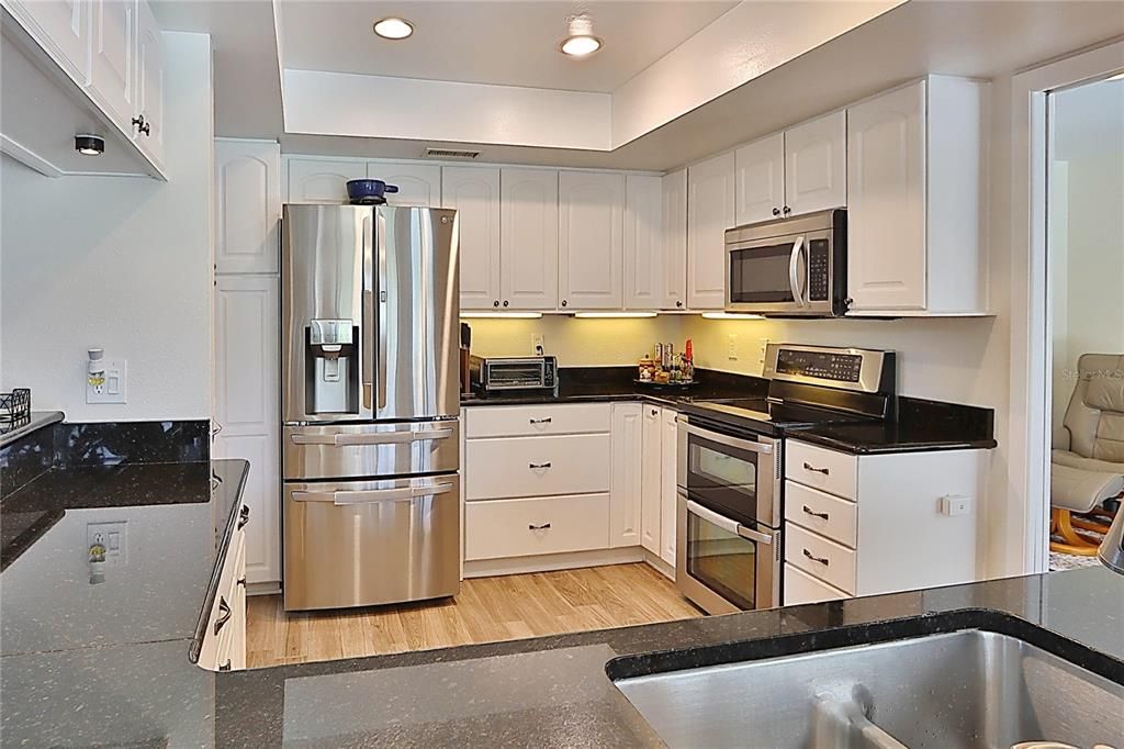 Под контрактом: $799,900 (4 спален, 2 ванн, 2661 Квадратных фут)