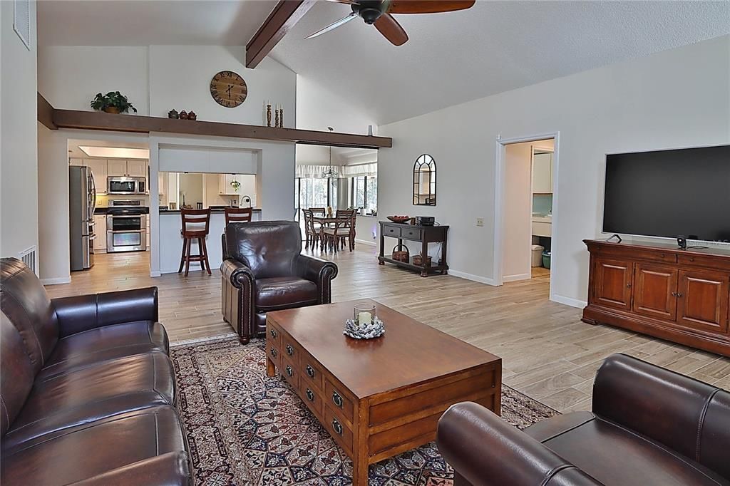 Под контрактом: $799,900 (4 спален, 2 ванн, 2661 Квадратных фут)