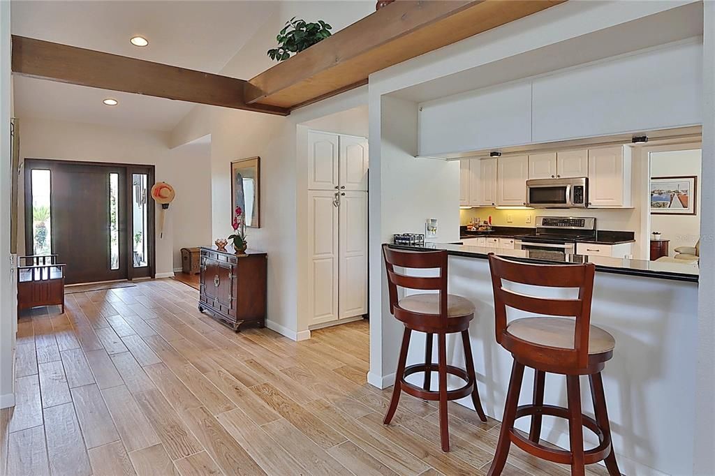 Под контрактом: $799,900 (4 спален, 2 ванн, 2661 Квадратных фут)