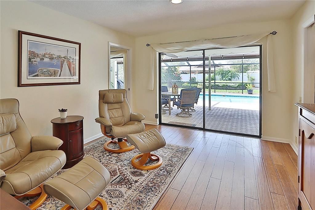 Под контрактом: $799,900 (4 спален, 2 ванн, 2661 Квадратных фут)