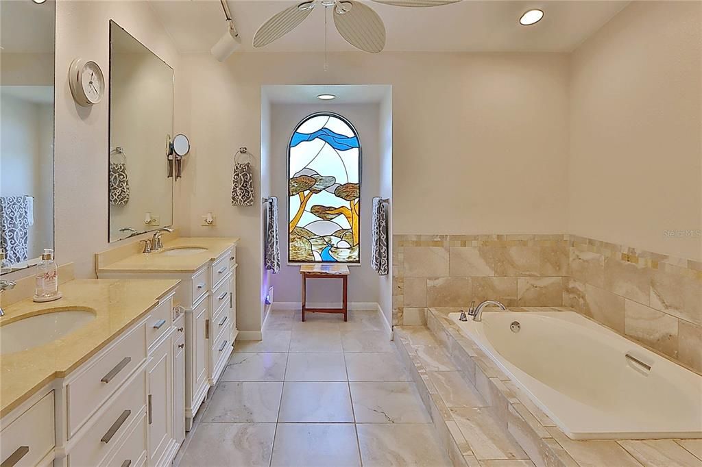 Под контрактом: $799,900 (4 спален, 2 ванн, 2661 Квадратных фут)