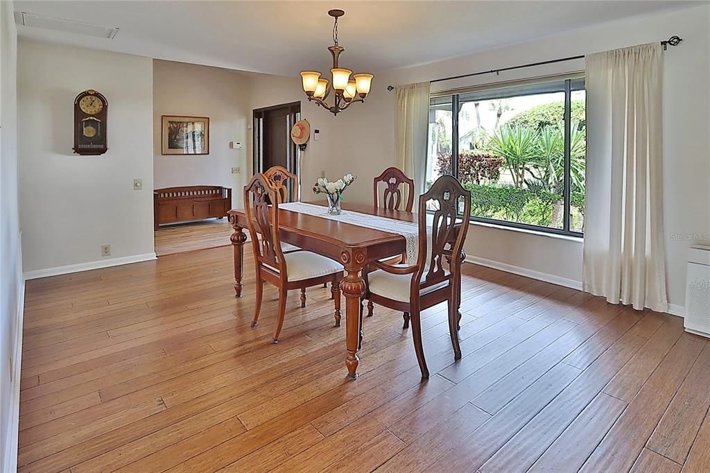 Под контрактом: $799,900 (4 спален, 2 ванн, 2661 Квадратных фут)