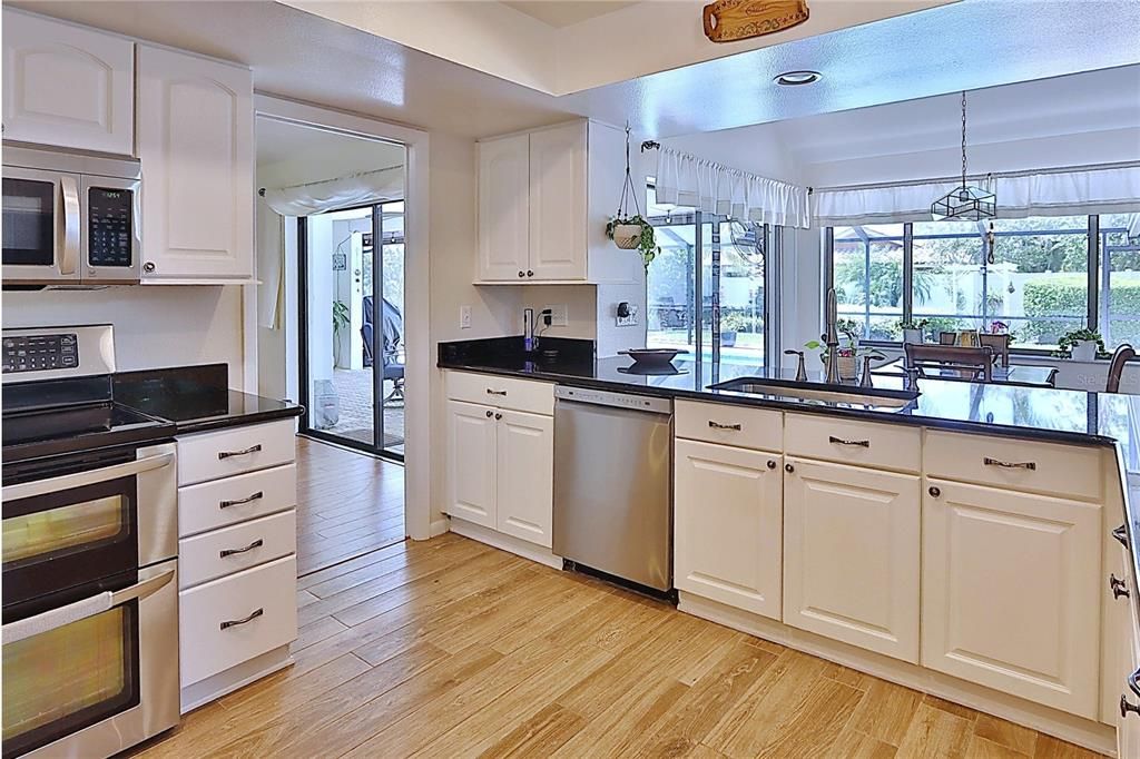 Под контрактом: $799,900 (4 спален, 2 ванн, 2661 Квадратных фут)