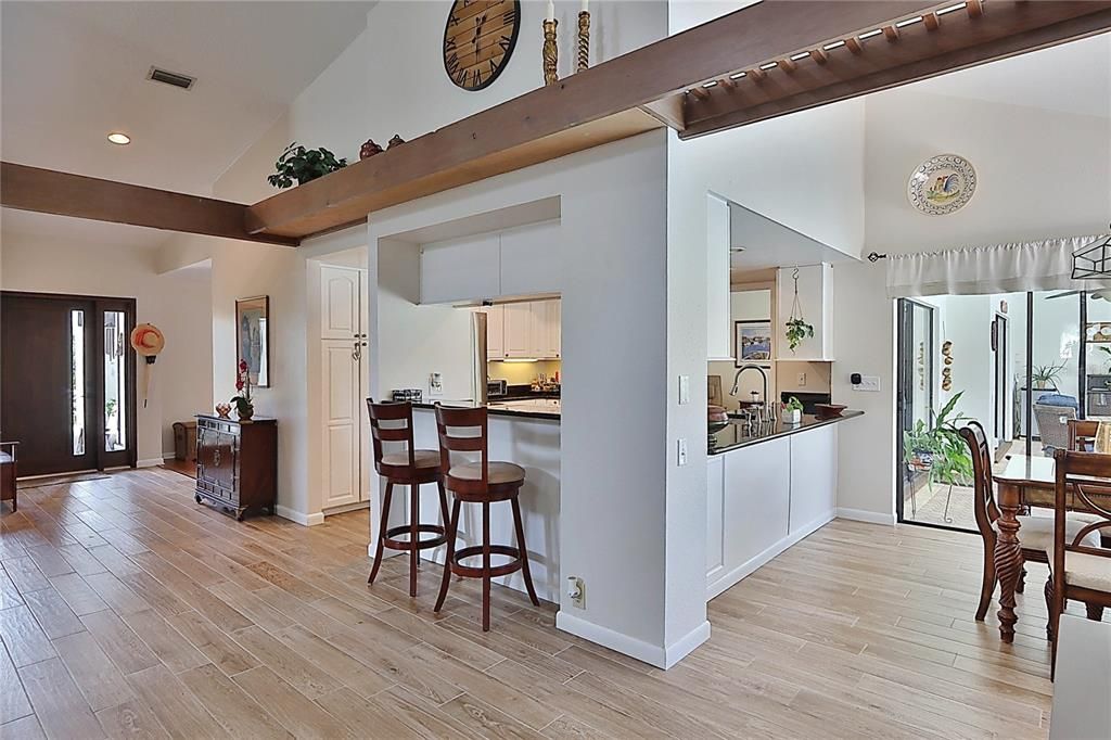 Под контрактом: $799,900 (4 спален, 2 ванн, 2661 Квадратных фут)