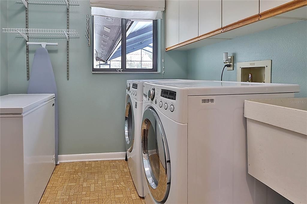 Под контрактом: $799,900 (4 спален, 2 ванн, 2661 Квадратных фут)