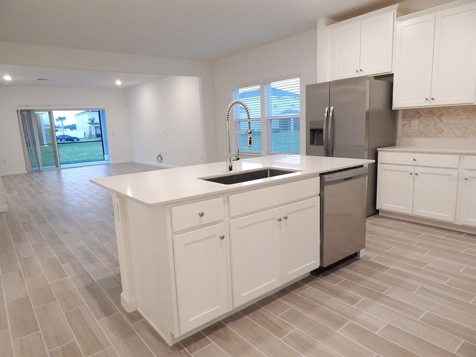 Под контрактом: $1,850 (3 спален, 2 ванн, 2141 Квадратных фут)