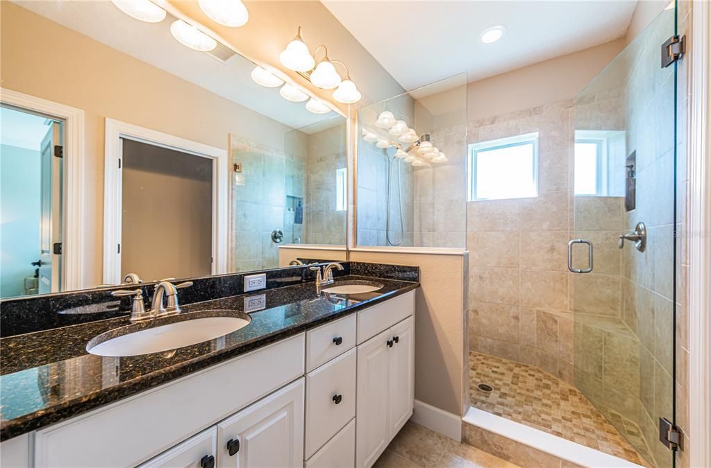 En Venta: $1,250,000 (4 camas, 3 baños, 1935 Pies cuadrados)