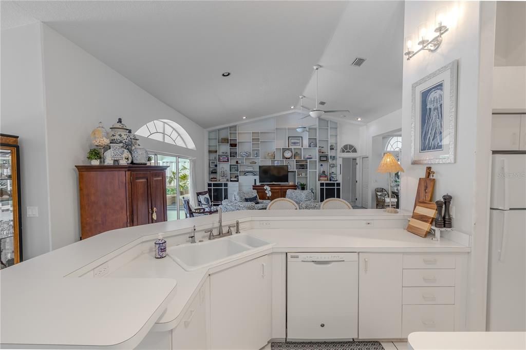 Activo con contrato: $650,000 (3 camas, 2 baños, 2244 Pies cuadrados)