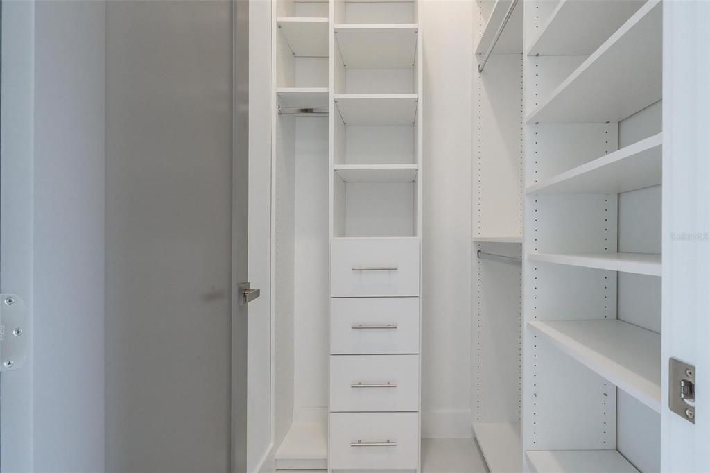 For Sale: $1,475,000 (6 beds, 6 baths, 3574 Square Feet)