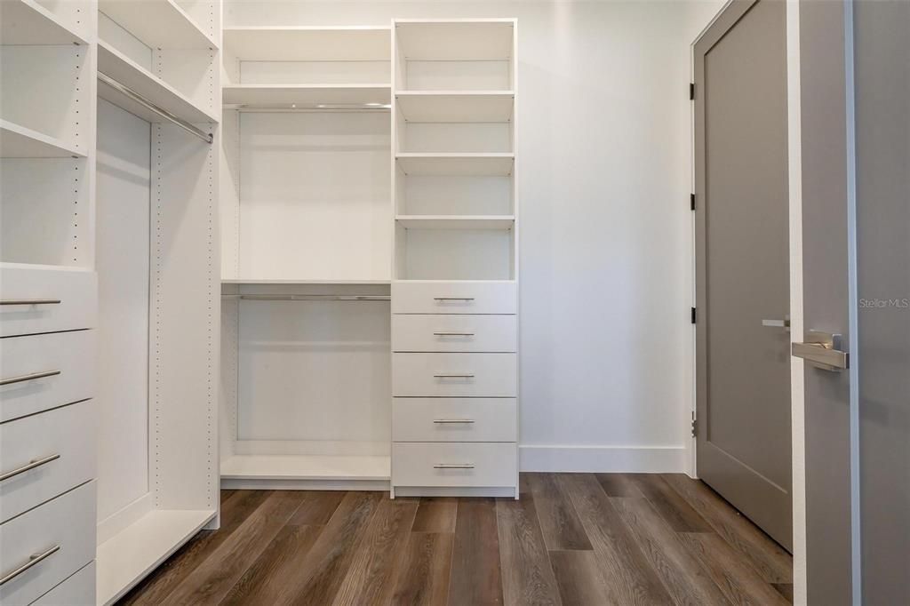 For Sale: $1,475,000 (6 beds, 6 baths, 3574 Square Feet)