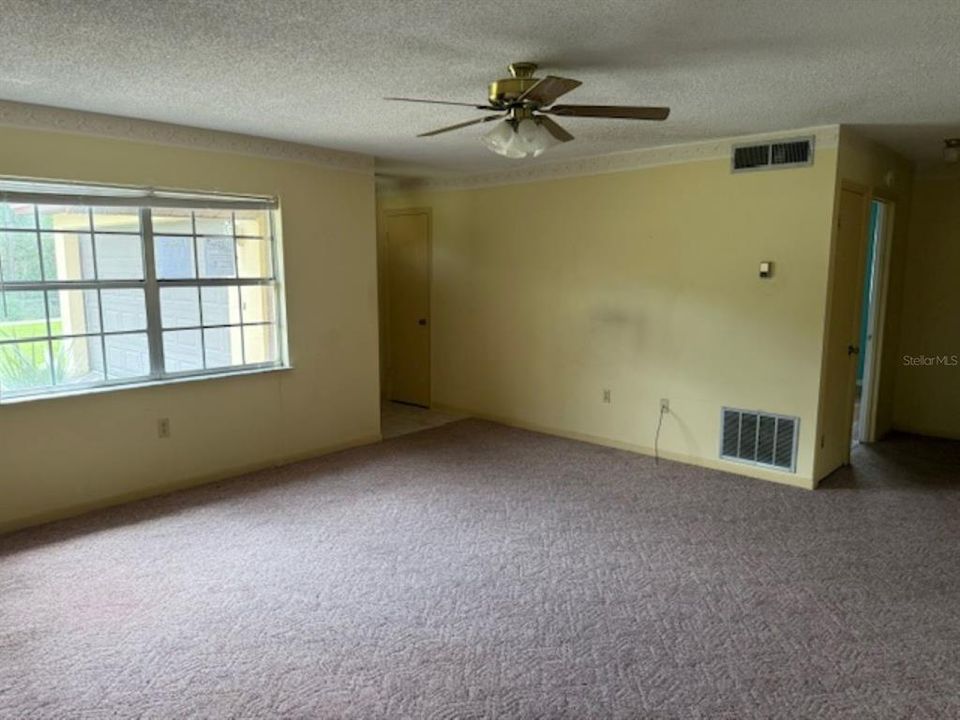 Activo con contrato: $190,000 (3 camas, 2 baños, 1455 Pies cuadrados)